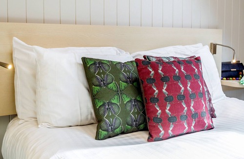 Corfe Castle Cottage | LODGE 13, pet friendly, with hot tub in Corfe Castle