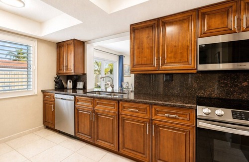 Pompano Beach Villa | Long Stay-5 BR/3 BA House- 4 Min to Beach with 45FT salt pool