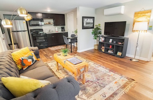 Homewood Condo | Lovely 1 bedroom! Near Samford, UAB & Downtown!