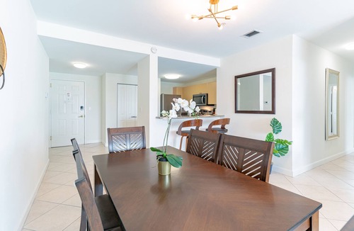 Coral Way Condo | Lovely 2/2 with king bed, Parking, Self Check In.