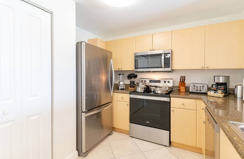 Coral Way Condo | Lovely 2/2 with king bed, Parking, Self Check In.