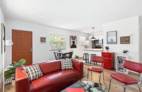 Sailboat Bend House | Lovely 2 BR condo with free parking on premises