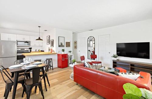 Sailboat Bend House | Lovely 2 BR condo with free parking on premises