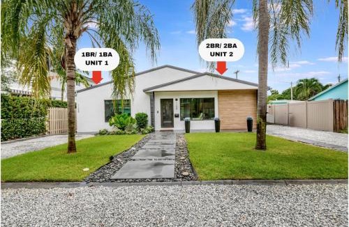 Lake Ridge House | Lovely 2BR 2BA Modern Flat with Vibrant Backyard
