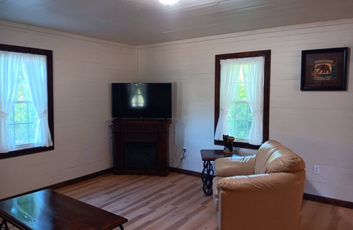 Rogersville Cabin | Lovely 3-bedroom cabin in Rogersville with WiFi access