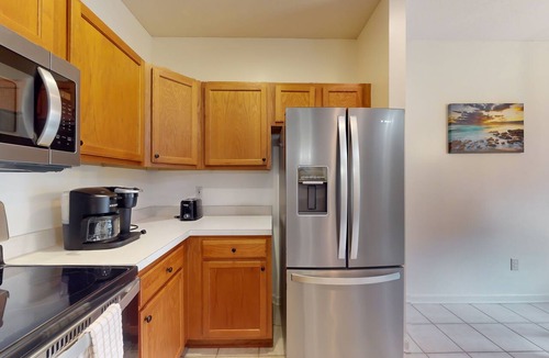 Red Hill Condo | Lovely condo with screened-in porch, WiFi, W/D, shared pool & hot tub