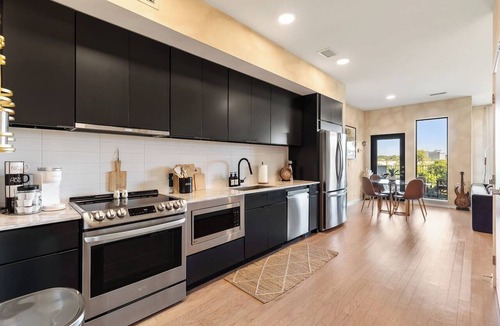 North Capitol Apartment | Lovely River View - Walk to Downtown, has Garage and Balcony
