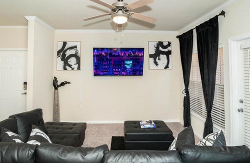 Port Tampa City Apartment | Lovely Spacious 2 BD w/ Pool and WiFi. Near Beaches, Downtown Tampa, And Shopping Mall!
