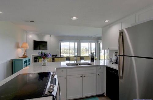 North Shore Condo | LOW RATES FOR FALL. BERNARDS LANDING RESORT. SMITH MOUNTAIN LAKE