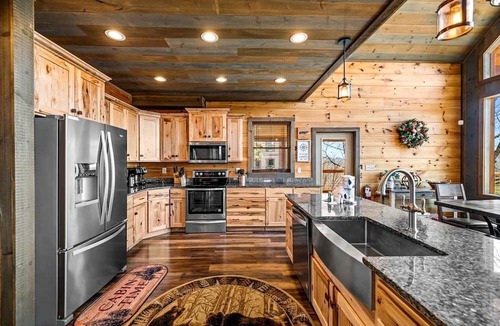 Gatlinburg - Pigeon Forge Cabin | Luminous Cabin with Gorgeous Interior and Hot-Tub in Tennessee