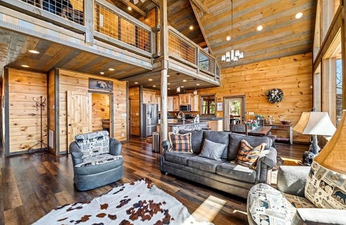 Gatlinburg - Pigeon Forge Cabin | Luminous Cabin with Gorgeous Interior and Hot-Tub in Tennessee