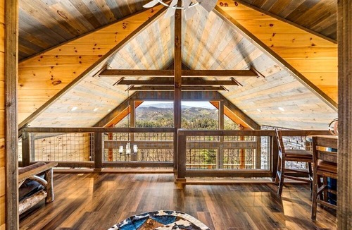 Gatlinburg - Pigeon Forge Cabin | Luminous Cabin with Gorgeous Interior and Hot-Tub in Tennessee