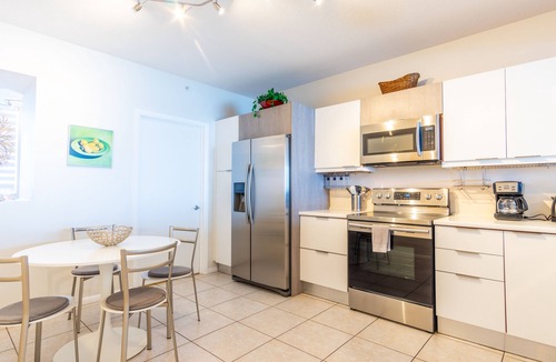 Sunny Isles Beach Condo | Luminous corner condo overlooking the bay | WIFI + Netflix + Parking