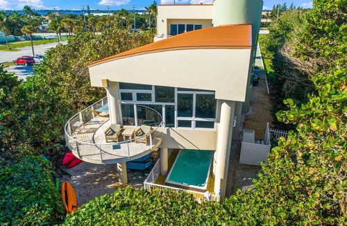 Hutchinson Island South House | Lux Palace ~ON~ beach w/lifeguard! 4 mast.suites, pool, elev. Bedrms <100USD nt