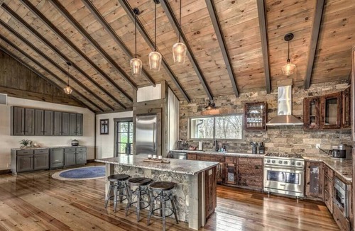 Cherry Log House | LUX: Private Pool/Sleeps 18 - MTN View