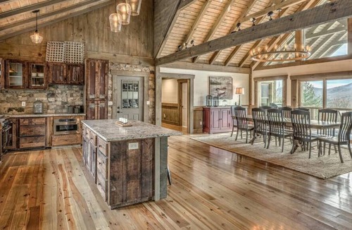 Cherry Log House | LUX: Private Pool/Sleeps 18 - MTN View