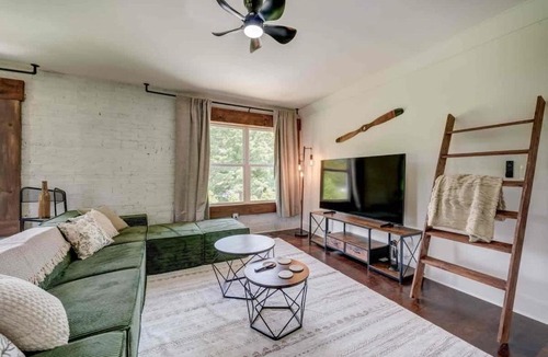 Epworth Apartment | Luxe 2 500 Sq ft Historic Retreat-Near Blue Ridge