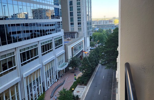 Third Ward Condo | LUXE 2-Bedroom condo w/balcony and pool at center of city