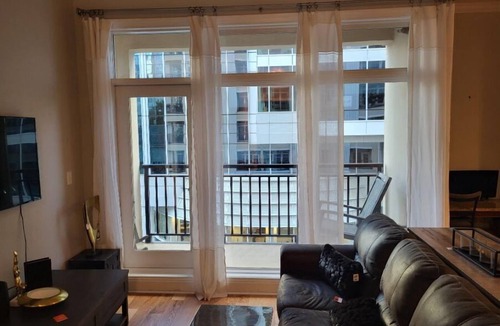 Third Ward Condo | LUXE 2-Bedroom condo w/balcony and pool at center of city