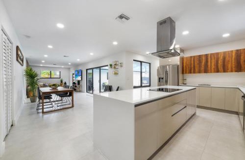 Cutler Bay House | Luxe 5BR Pool Jacuzzi Basketball L17