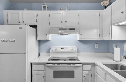 Palmetto Dunes Condo | Luxe Coastal Beach Villa - King Bed