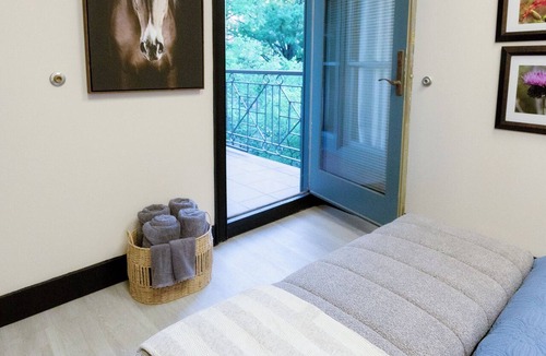 Greenville Downtown Apartment | Luxe Downtown 3BR w/Balcony Sleeps 6 N. Main St.