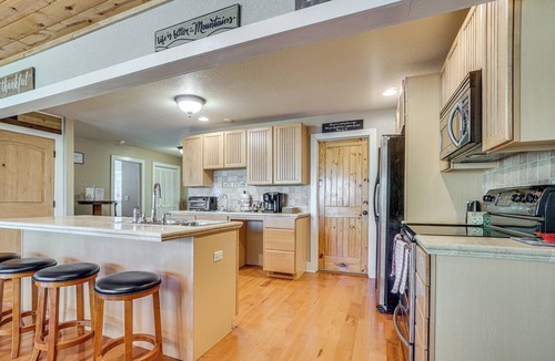 Helen House | Luxe Helen Gem w/Hot Tub + Pool Access