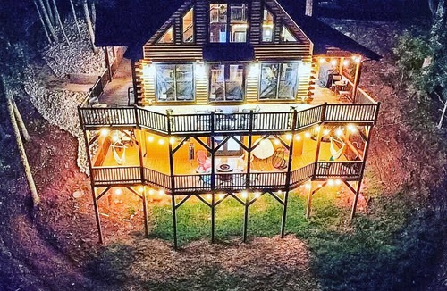 Greenville Cabin | Luxe Mountain getaway only 15 minutes from the city!