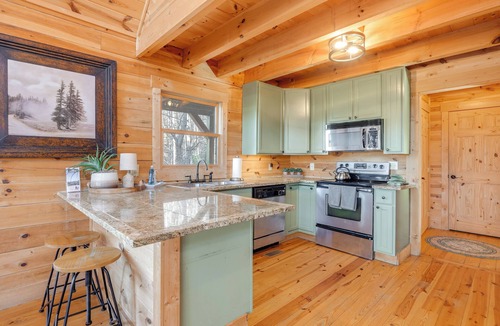 Tate Cabin | Luxe Mtn-View Cabin w/Resort Perks in Jasper!
