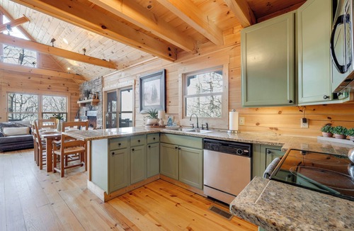Tate Cabin | Luxe Mtn-View Cabin w/Resort Perks in Jasper!
