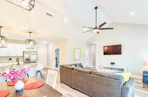 Dothan House | Luxe Private Dothan Oasis Near Historic Downtown!