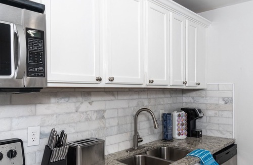 Dacula House | Luxe suite w/ a ★Full Kitchen★ Private Entrance ★Netflix ★W/D
