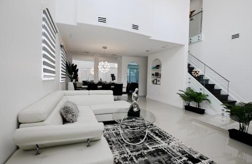 Tamiami House | LuxOasis Getaway Minigolf, Pool, Beach, Chess, Jacuzzi
