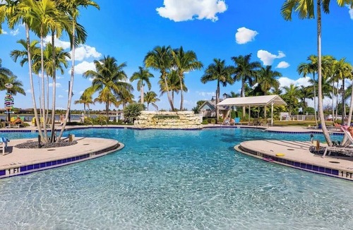 Naples Villa | Luxurious 2+ BR villa:highly sought after Naples Reserve for annual & seasonal