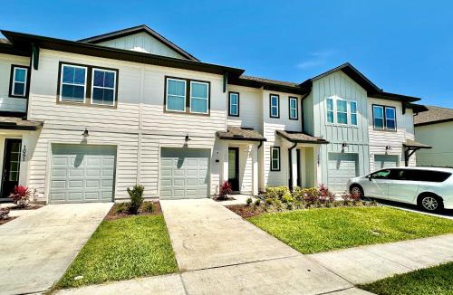 Davenport House | LUXURIOUS 3BED-2BATH RETREAT with CLUBHOUSE ACCESS