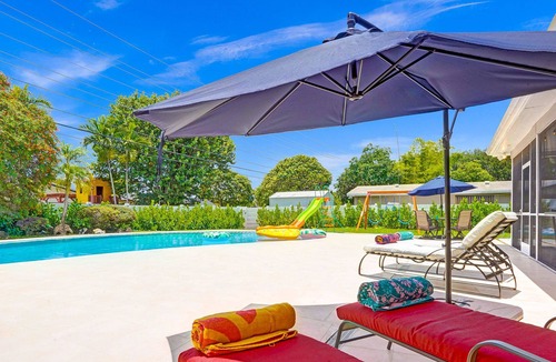 Hollywood Hills Villa | Luxurious 4BD Getaway~Heated Pool~Slide~Billiards