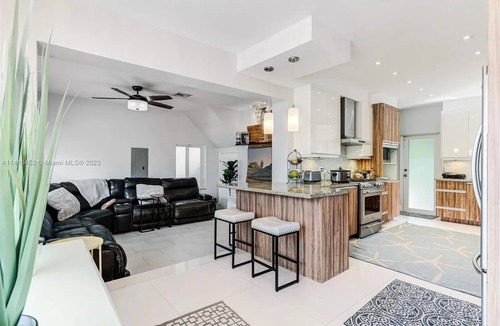 Surfside House | Luxurious 4Bdr with a pool, blocks to beach