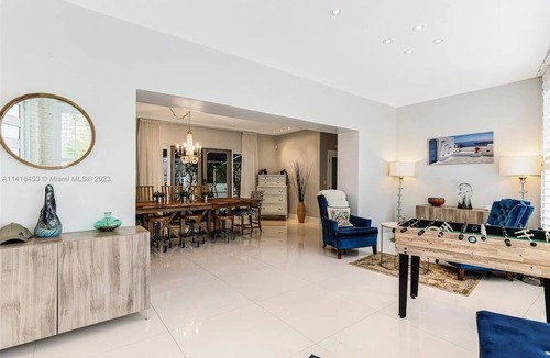 Surfside House | Luxurious 4Bdr with a pool, blocks to beach