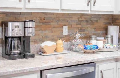 Graysville House | Luxurious and Upscale 2 Bedroom Home Apartment with Huge Office