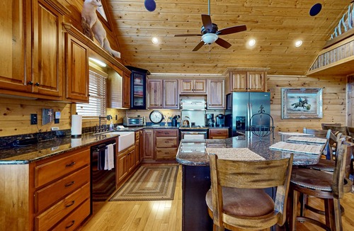 Mineral Bluff House | Luxurious cabin with breathtaking mountain views and multiple outdoor fireplaces