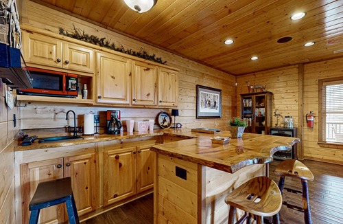 Mineral Bluff House | Luxurious cabin with breathtaking mountain views and multiple outdoor fireplaces