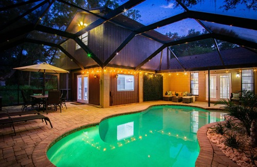 Old Seminole Heights House | Luxurious & Cozy 6bed Gem ~ Heated Pool ~Fire Pit ~ Bar & Game Room ~ Downtown