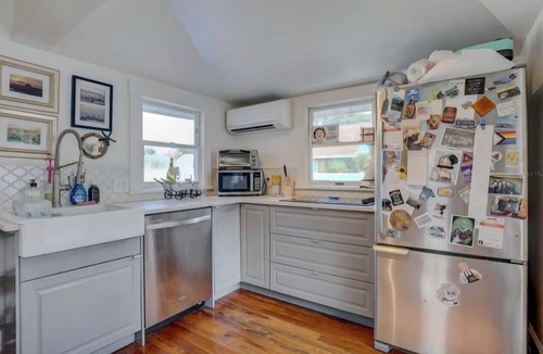 Crescent Heights House | Luxurious Downtown Pool Retreat - St. Petersburg - Pets Welcome
