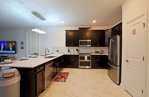 Kissimmee House | Luxurious Modern 9 Bed Pool Home w/2 Masters, 5 Kings Amazing Games Rm Lake View. Nr Theme Parks