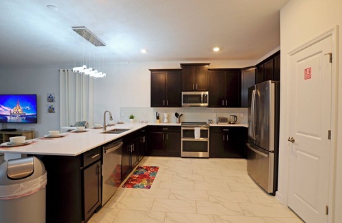 Kissimmee House | Luxurious Modern 9 Bed Pool Home w/2 Masters, 5 Kings Amazing Games Rm Lake View. Nr Theme Parks