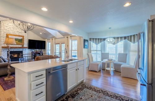 Franklin House | Luxurious Mountain Home Perfectly Located only 3 Miles from Downtown Franklin NC