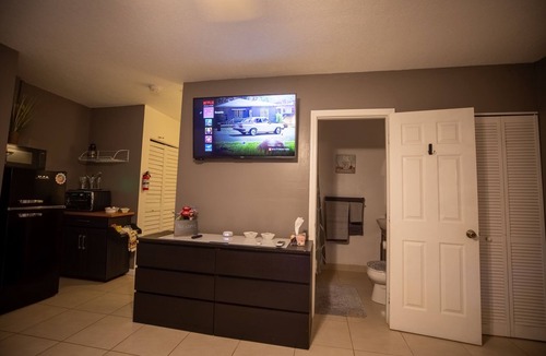 Port Saint Lucie Cottage | Luxurious Pool Cottage Sleep 2
