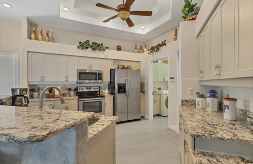 South Venice Villa | Luxurious Private Villa, Large Heated pool, 1 mile to beach, 3 King Beds, Wi-fi