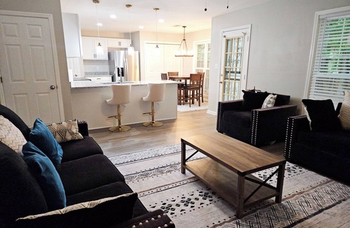 Powder Springs House | Luxurious, stylish 4-bedroom house in charming Powder Springs.