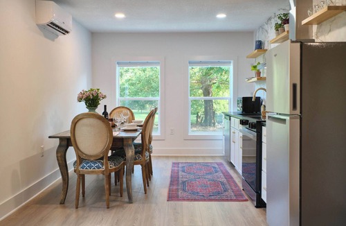 Parkridge Apartment | Luxury 1BR, Sleeps 4, Walk to stadium/downtown, Full kitchen, W/D
